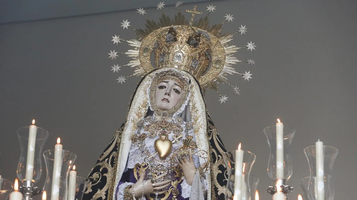 Nuestra Señora de los Dolores coronada preparada para realizar su estación de penitencia el Viernes Santo