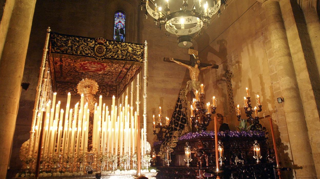 Titulares de la cofradía de la Expiración en el interior de la real iglesia de San Pablo de Córdoba