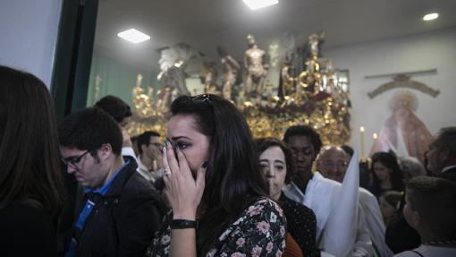 Visita a los pasos de la hermandad de la Paz de Córdoba tras conocerse la suspensión
