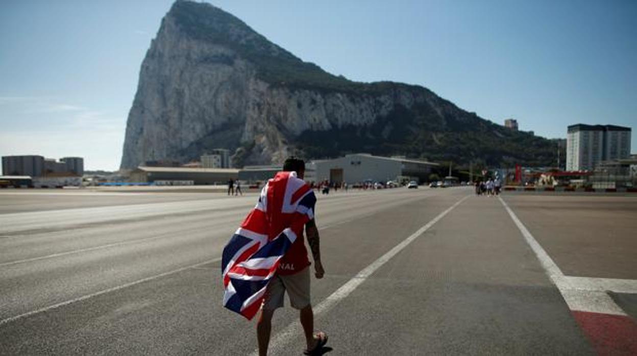 Un británico con su bandera entrando a Gibraltar desde La Línea, en Cádiz