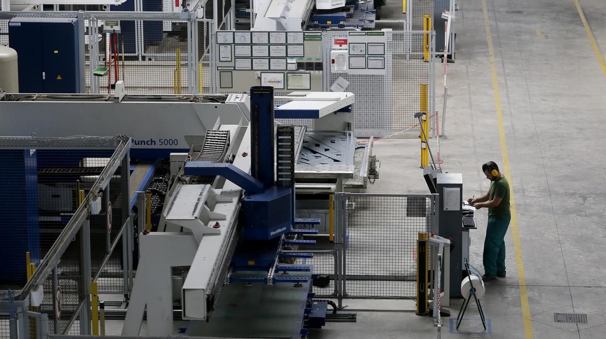 Un trabajador de la empresa en las instalaciones de Silos Córdoba