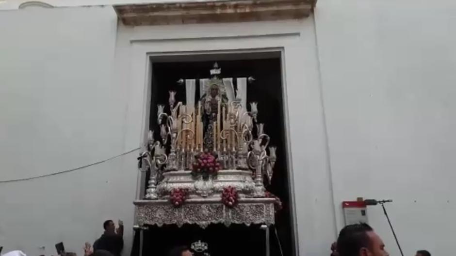 VÍDEO: La cruz de Soledad golpea en el arco de la puerta de Santa Cruz de Cádiz