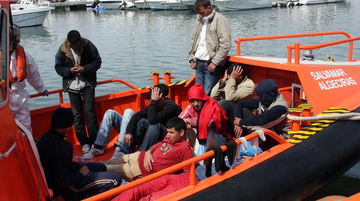 Inmigrantes rescatados por Salvamento Marítimo de una patera