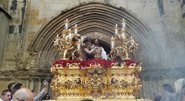 Jesús Resucitado sale de Santa Marina para culminar la Semana Santa de Córdoba