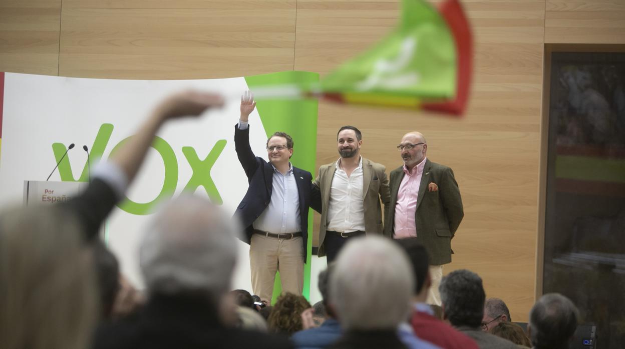 El candidato por Córdoba, a la izquierda, junto a Santiago Abascal en el mitin