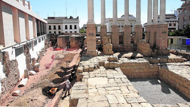 La reforma del Templo Romano de Córdoba que debía estar lista no está ni al 20% y la empresa quiere dejarla