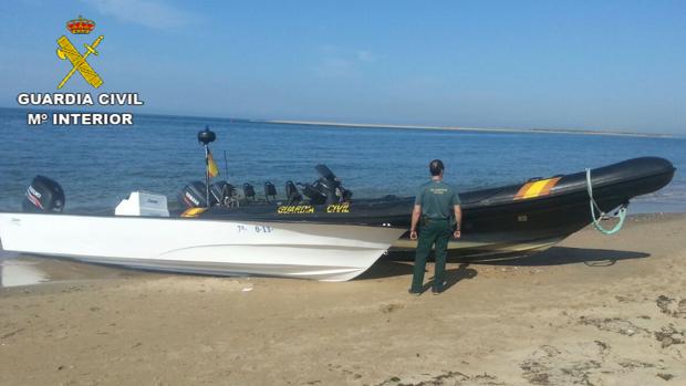 Un grupo de narcos huye tras abandonar un alijo de drogas al ser detectado en la Costa de Huelva