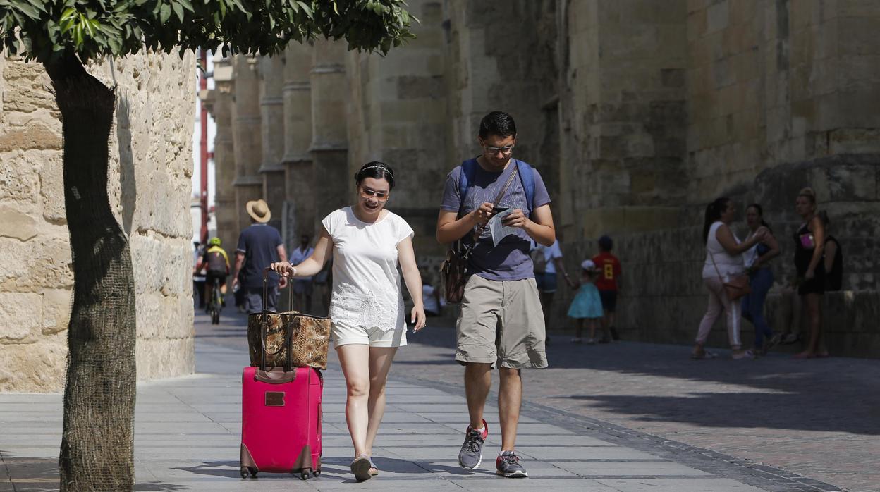 Una pareja de turistas extranjeros en el entorno de la Mezquita-Catedral