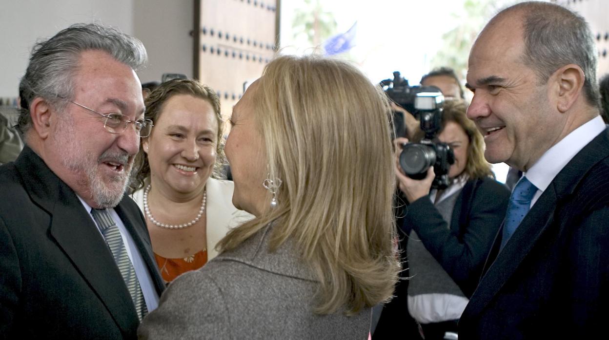 Bernat Soria saluda a Fuensanta Coves, en presencia de su mujer y Manuel Chaves en 2008