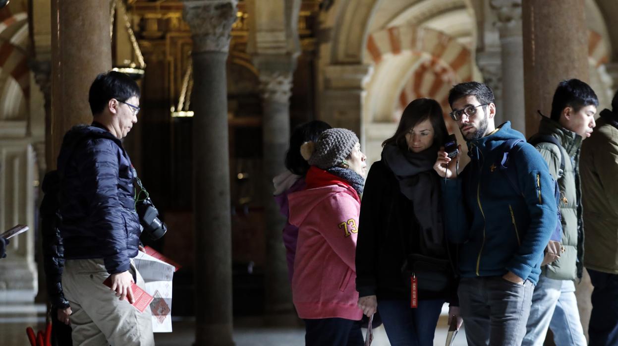 Turistas en el interior de la Mezquita-Catedral de Córdoba