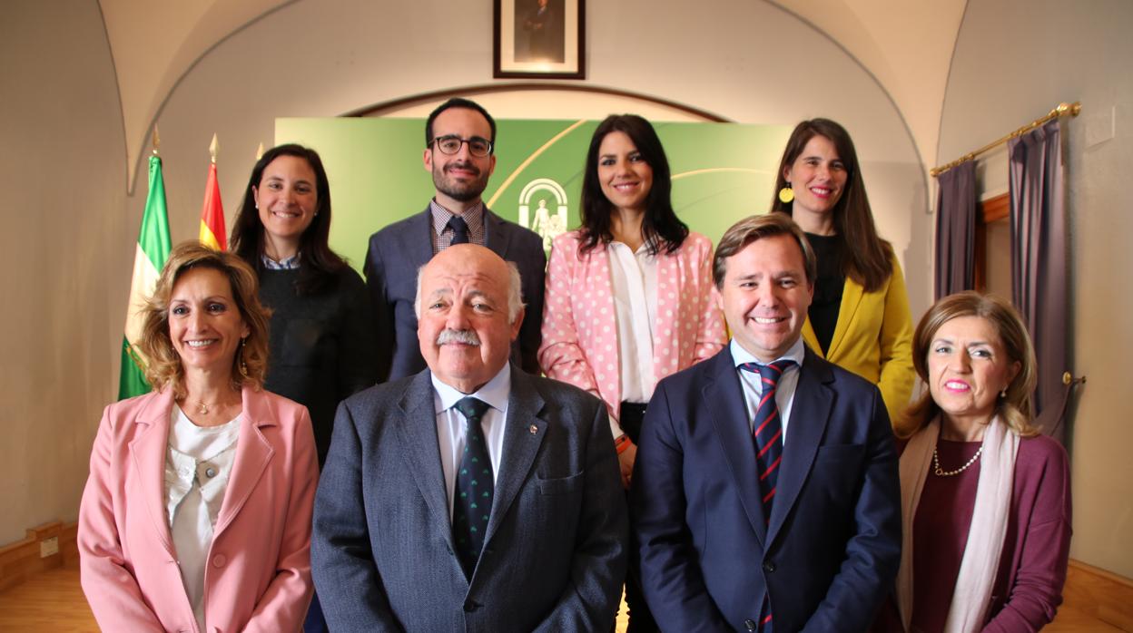 Los delegados de la Junta junto con el consejero de Salud, Jesús Aguirre