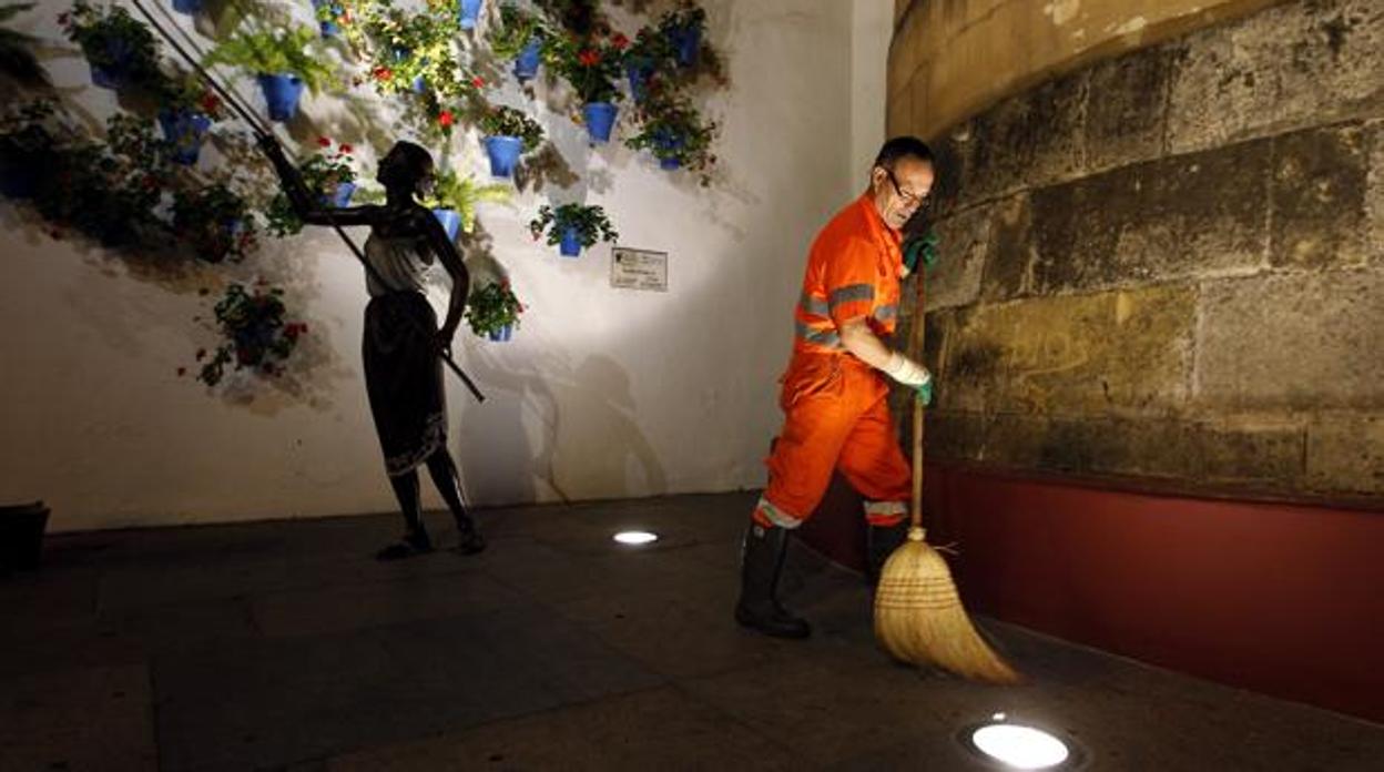 Un trabajador de Sadeco limpiando