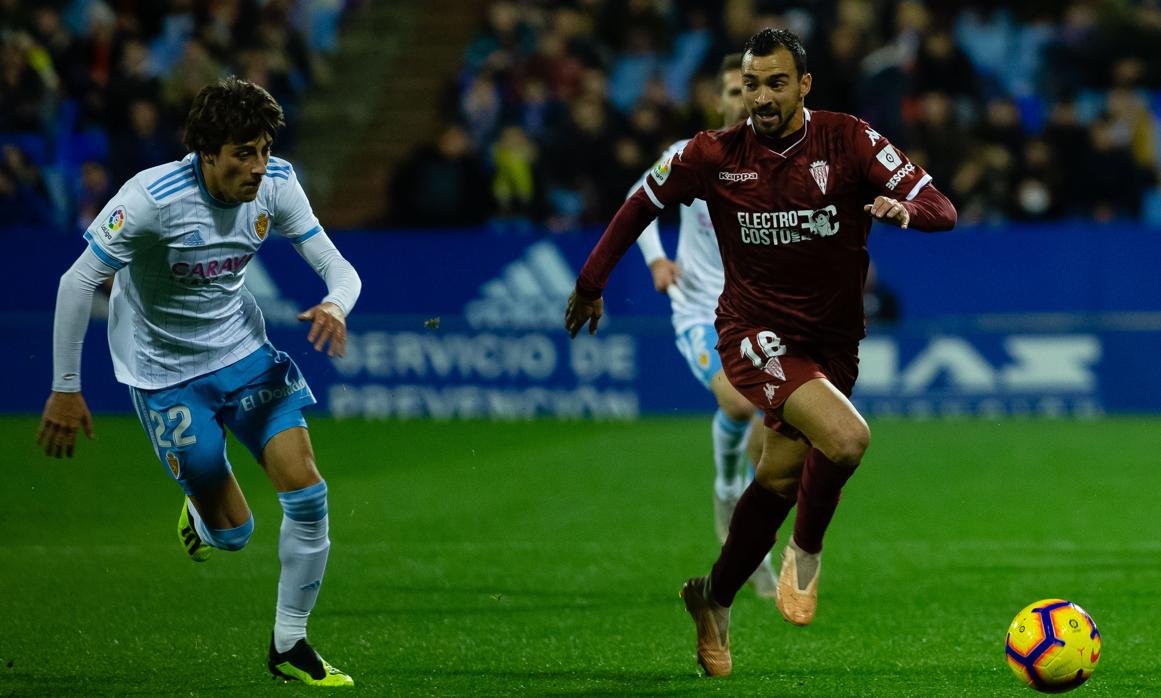 De las Cuevas conduce el esférico ante un rival del Zaragoza