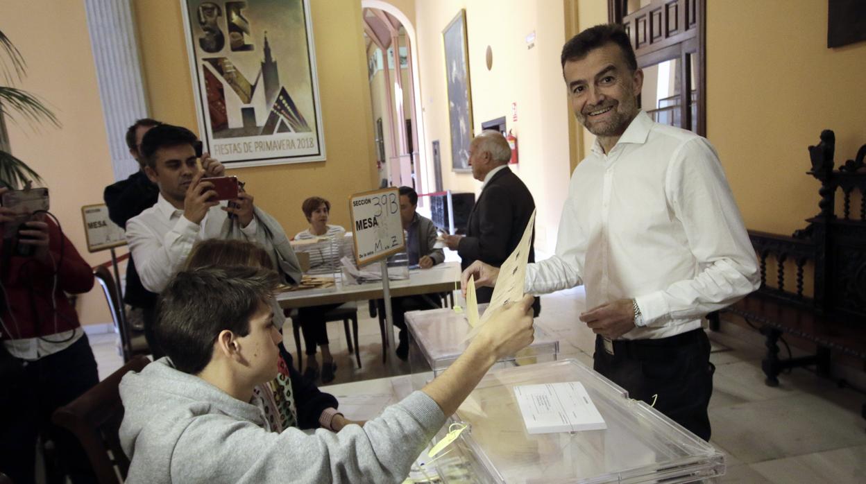 Antonio Maíllo votando este domingo en Sevilla