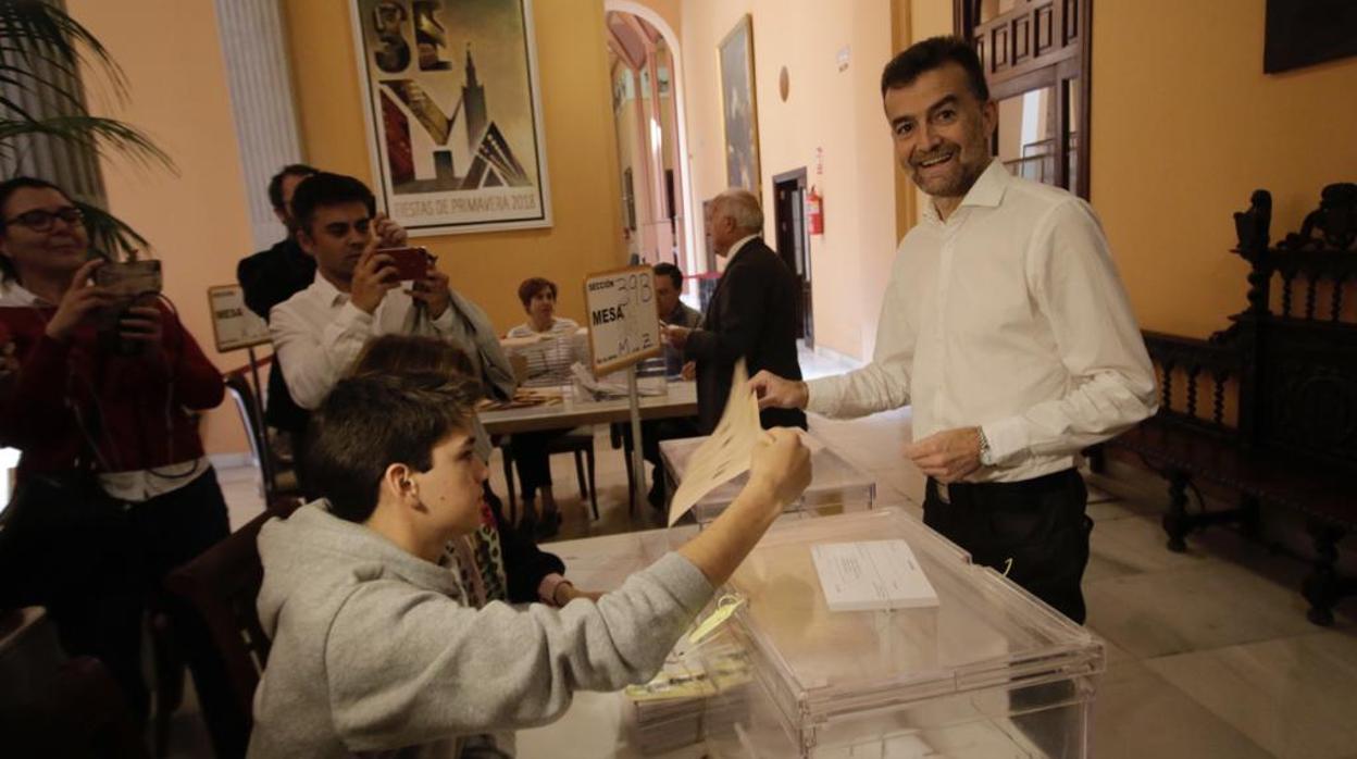 Antonio Maíllo vota en esta jornada electoral