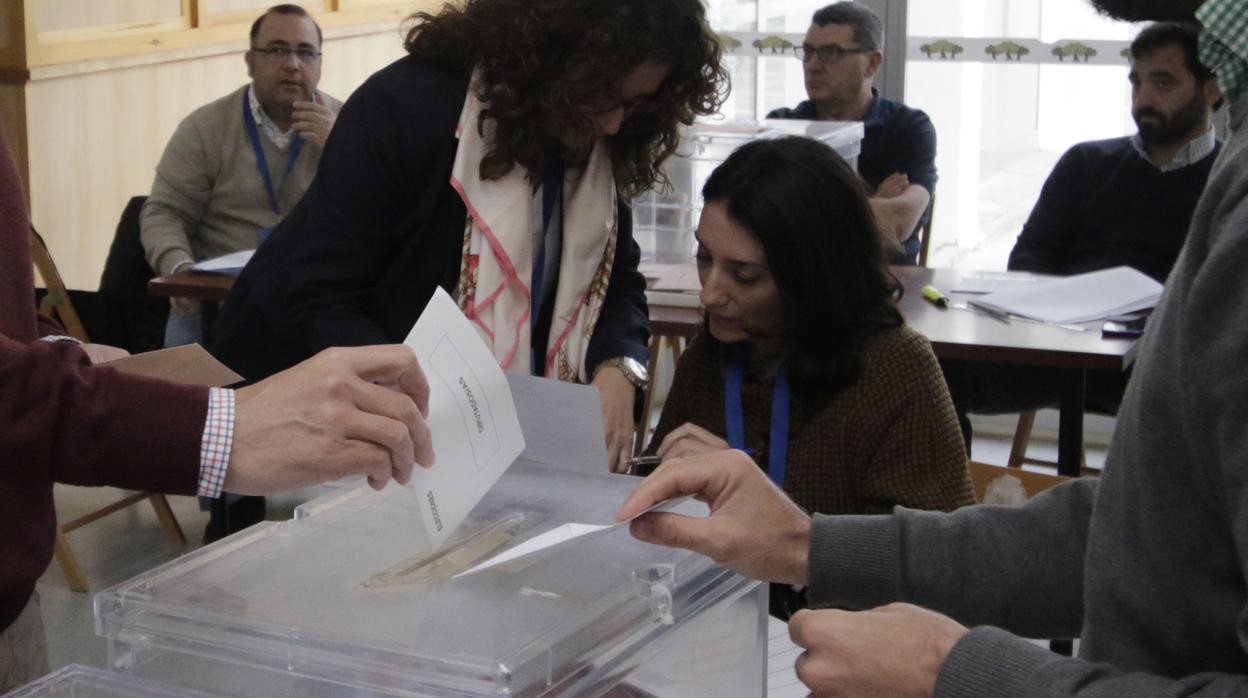 Miembros de una mesa electoral en un colegio sevillano