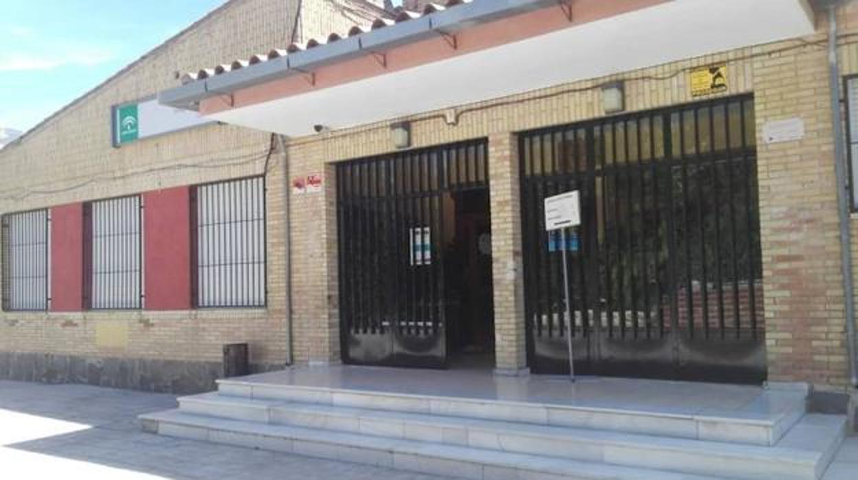 Imagen del colegio en el que ha depositado su voto el hombre fallecido en Talará