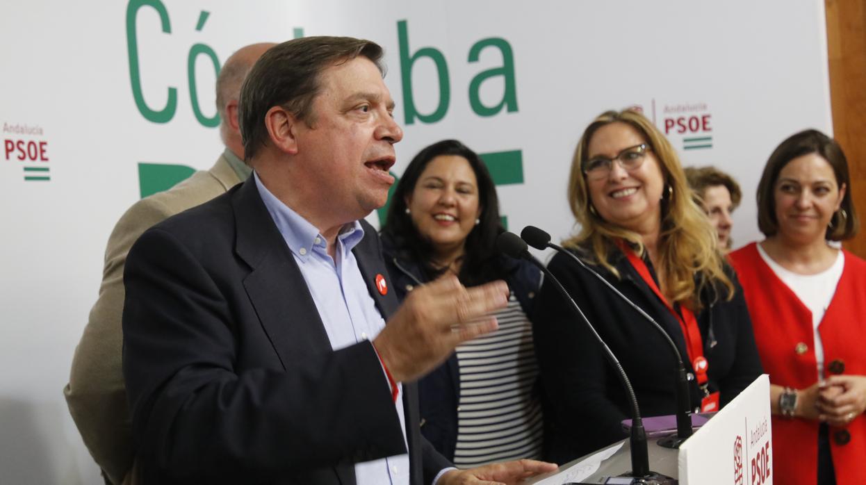 Luis Planas, esta noche compareciendo en la sede del PSOE de Córdoba