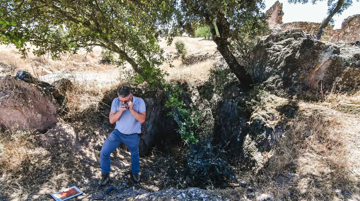 Jim Royall examina muestras junto a la entrada de una antigua mina romana en Los Pedroches