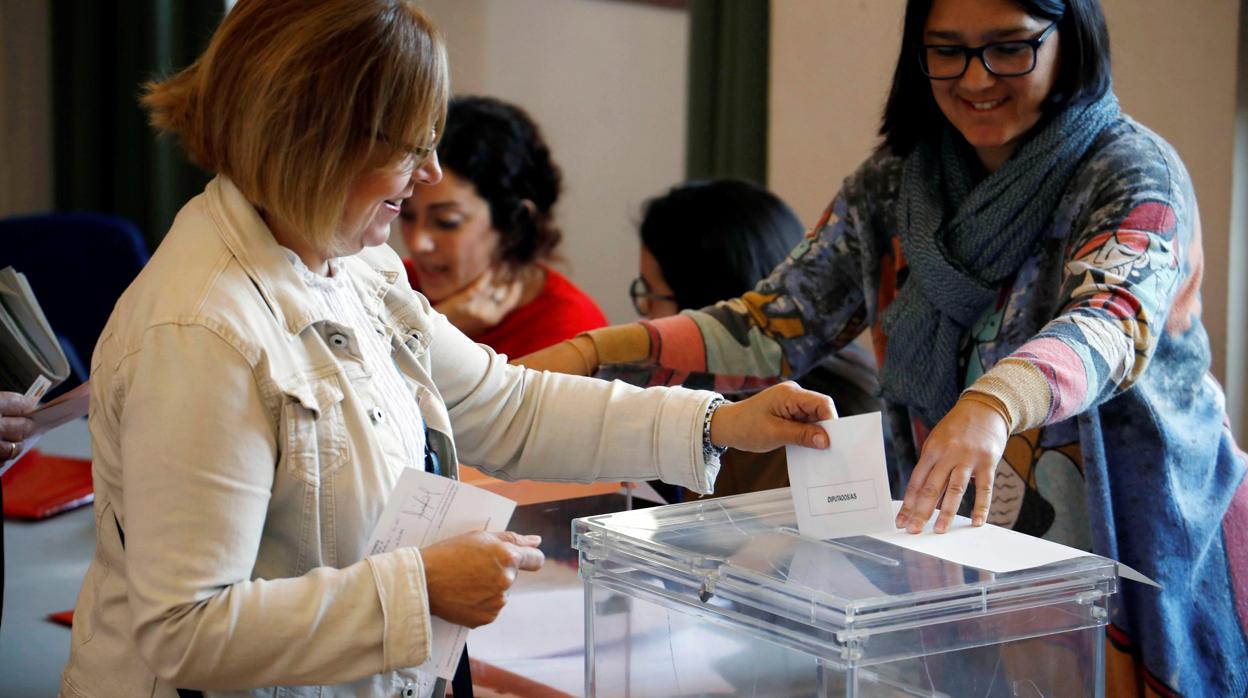 Una mujer con la papeleta electora en un colegio electoral en Córdoba
