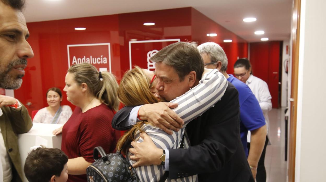 Luis Planas se abraza a Teba Roldán