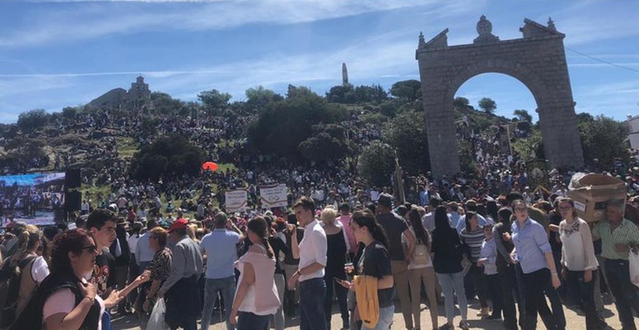 La Virgen de la Cabeza desciende desde el santuario aclamada por la multitud