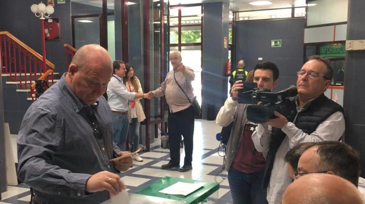 Votación del alcalde popular de Jaén, Javier Márquez, en las elecciones generales