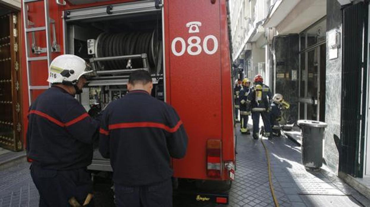 Bomberos durante una intervención