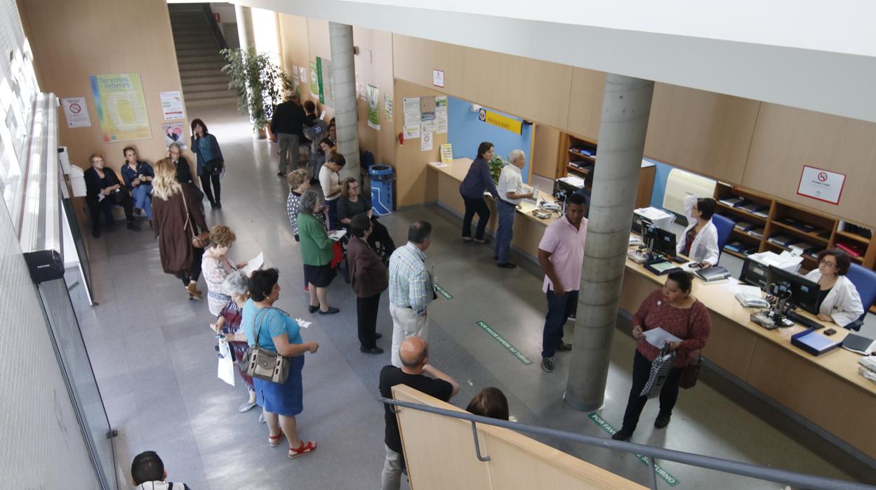 Usuarios del centro de salud de Levante Sur en la recepción del edificio