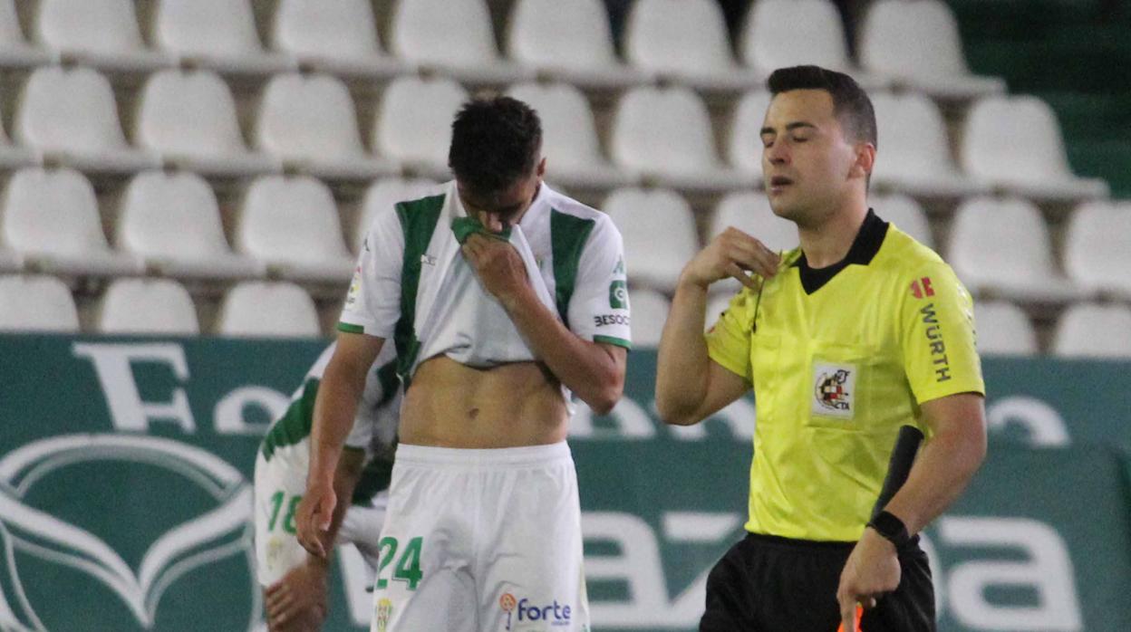 Luis Muñoz se lamenta después de encajar el 0-3 ante el Real Zaragoza