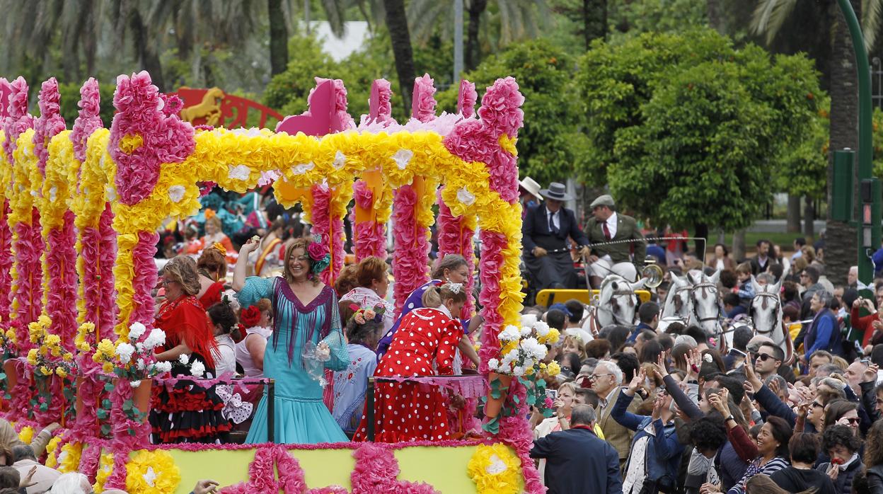 Carrozas en una edición anterior de la Batalla de las Flores de Córdoba