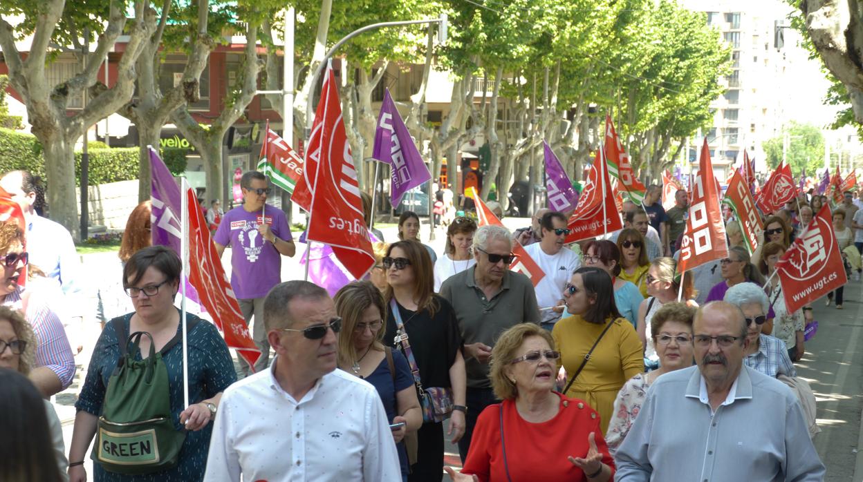 Participantes en la manifestación convocada por UGT y CC OO en Jaén