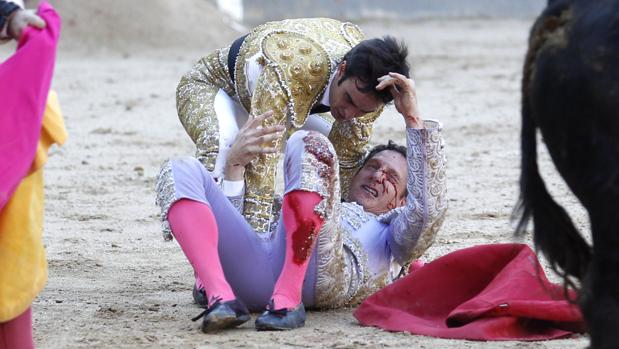 El banderillero cordobés Reyes Mendoza, con una severa lesión ocular tras una cogida en Las Ventas