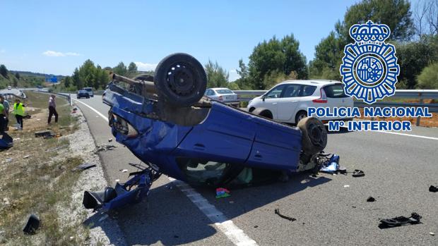 Tres policías nacionales fuera de servicio rescatan a un joven atrapado en un vehículo en la autovía de Bailén