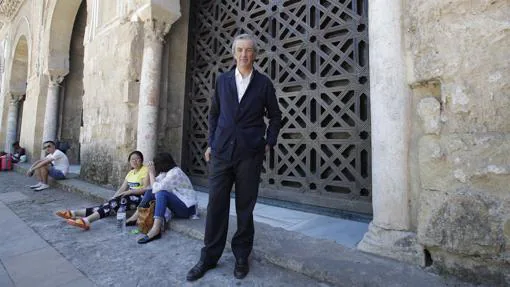 El arquitecto Rafael de La-Hoz, ante la celosía cuya retirada llevó al juzgado