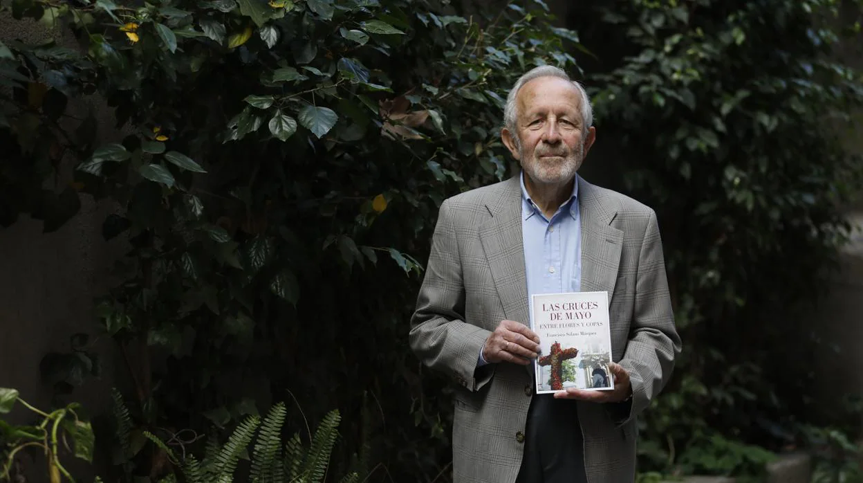 El periodista Francisco Solano Márquez con su nuevo libro
