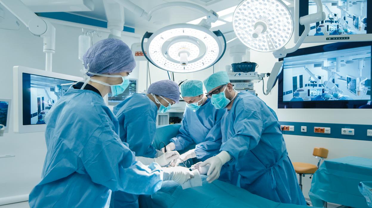 Varios sanitarios durante una operación