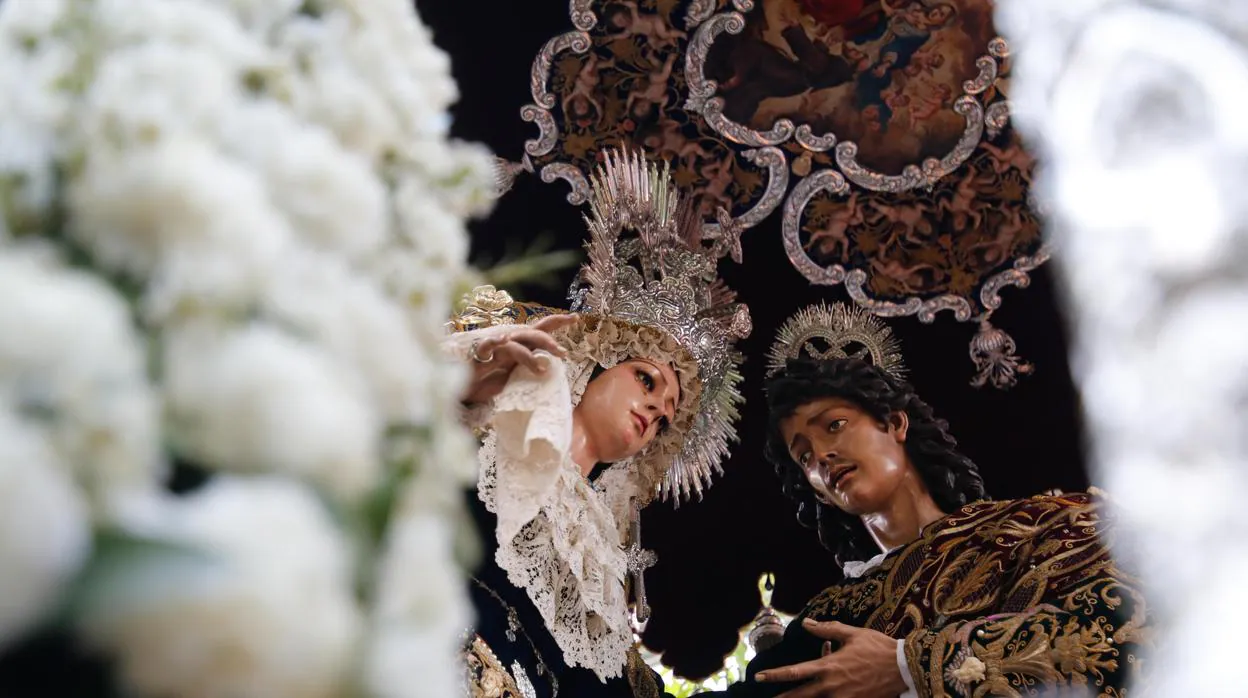 Nuestra Señora Reina de los Ángeles, junto a San Juan Evangelista, durante su salida procesional del 2019