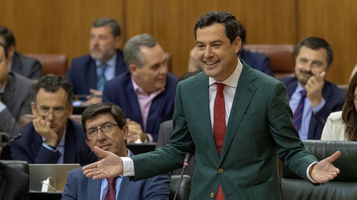 Juanma Moreno en la sesión de control de este viernes en el Parlamento de Andalucía
