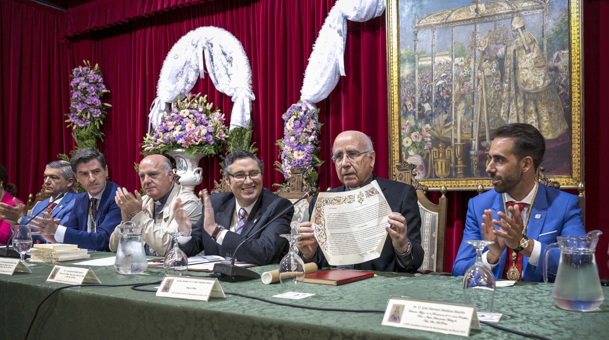 José Vilaplana muestra el documento de concesión del Año Jubilar del Rocío a los presentes en la Asamblea