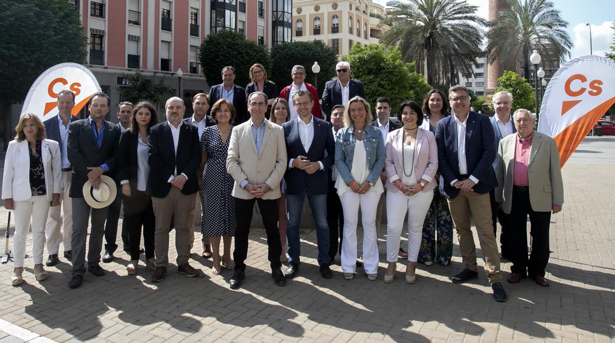 Foto de familia de la candidatura de Isabel Albás