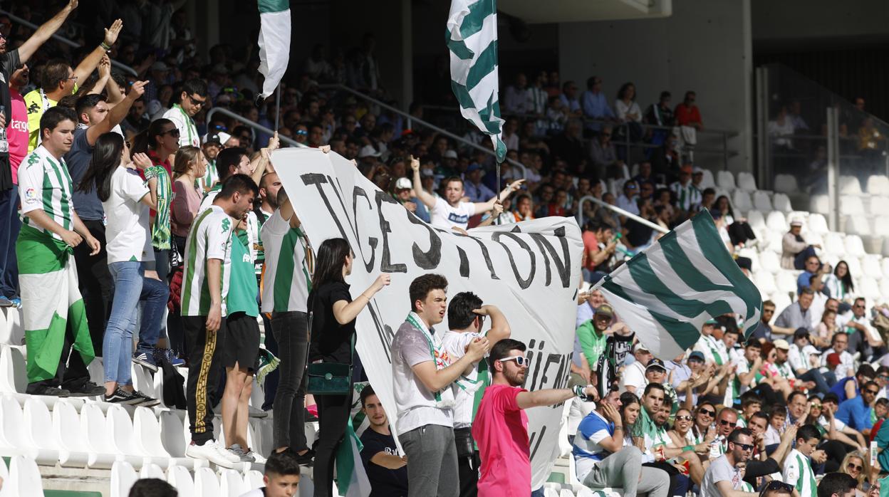 Aficionados de Incondicionales protestando en un partido de esta temporada