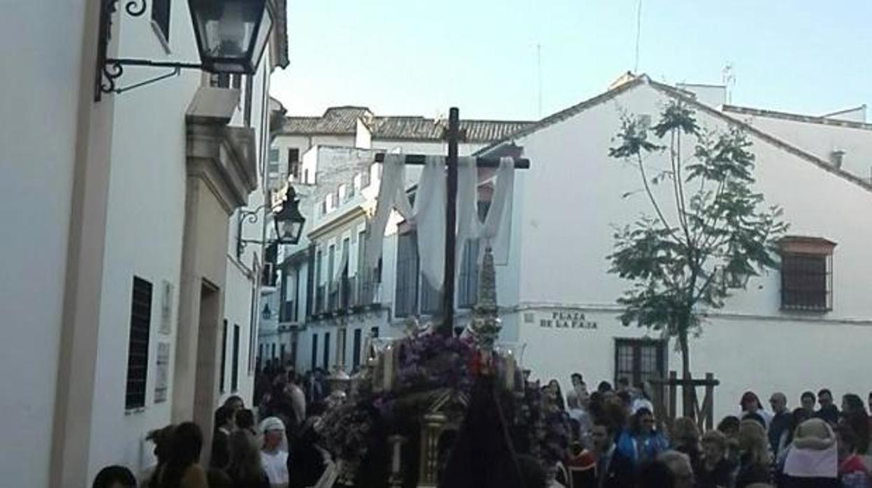Salida procesional de la Santa Cruz del grupo joven de la hermandad del Huerto de Córdoba