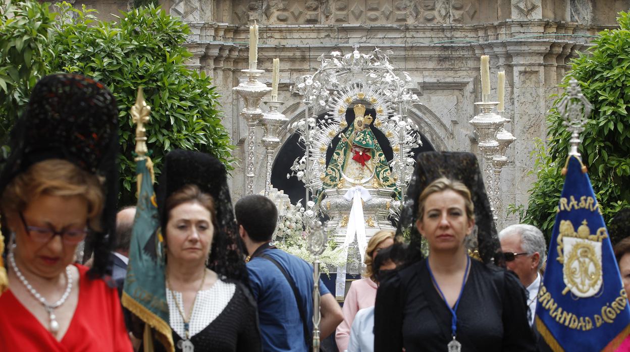 Salida procesional de la Virgen de la Cabeza de Córdoba desde la parroquia de San Francisco y San Eulogio