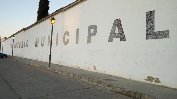 Profanan las tumbas de dos mujeres en el cementerio de Andújar