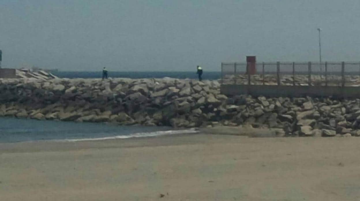 Dos policías locales acuden al Puerto de La Atunara tras el aviso del hallazgo