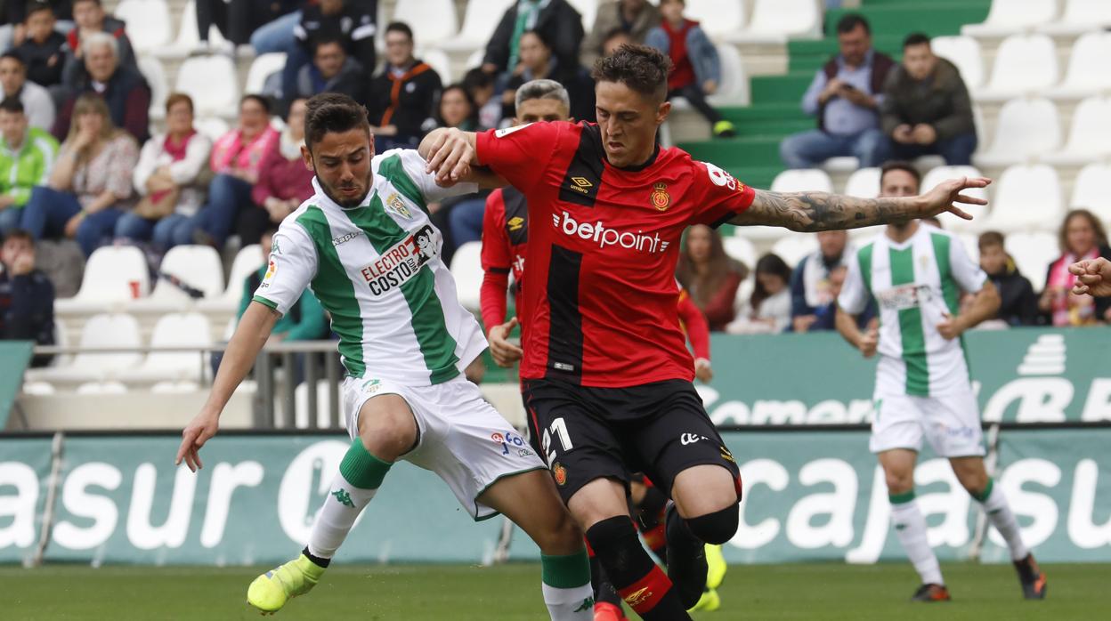 Andrés Martín pugna por el balón ante Raíllo