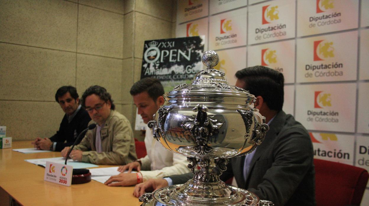 El trofeo de la Copa Albolafia, este lunes, durante su presentación