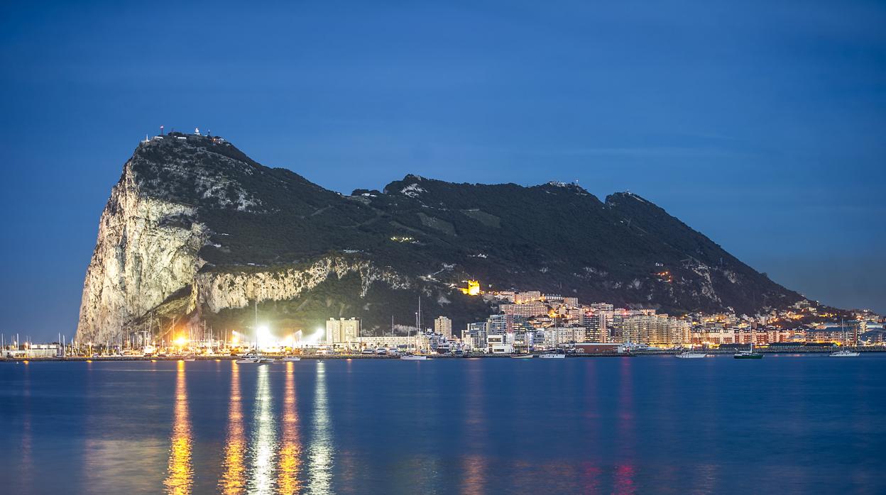 Imagen nocturna del Peñón de Gibraltar