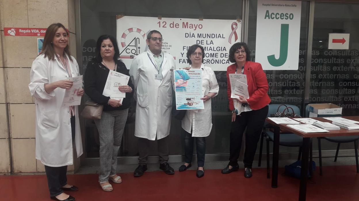 Mesa informativa de la Asociación de Fibromialgia de Córdoba este martes en el Hospital Reina Sofía